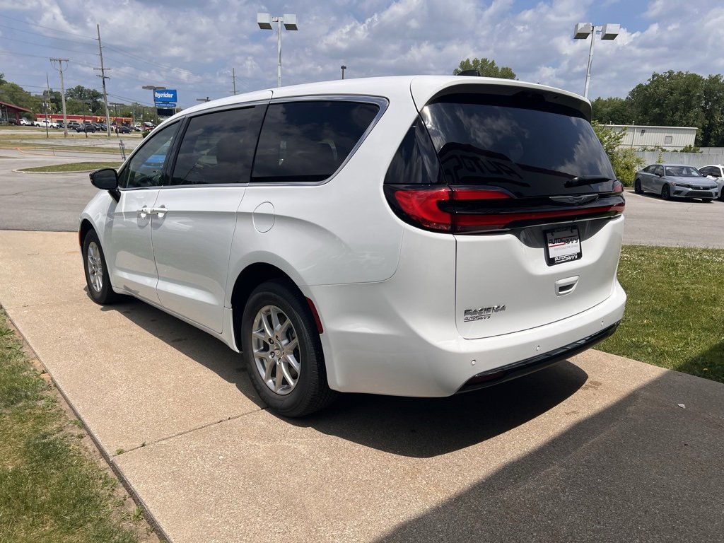 Used 2025 Chrysler Pacifica Select image 4