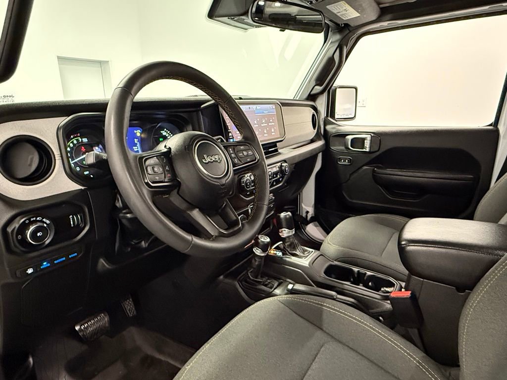 Used 2024 Jeep Wrangler Unlimited image 17