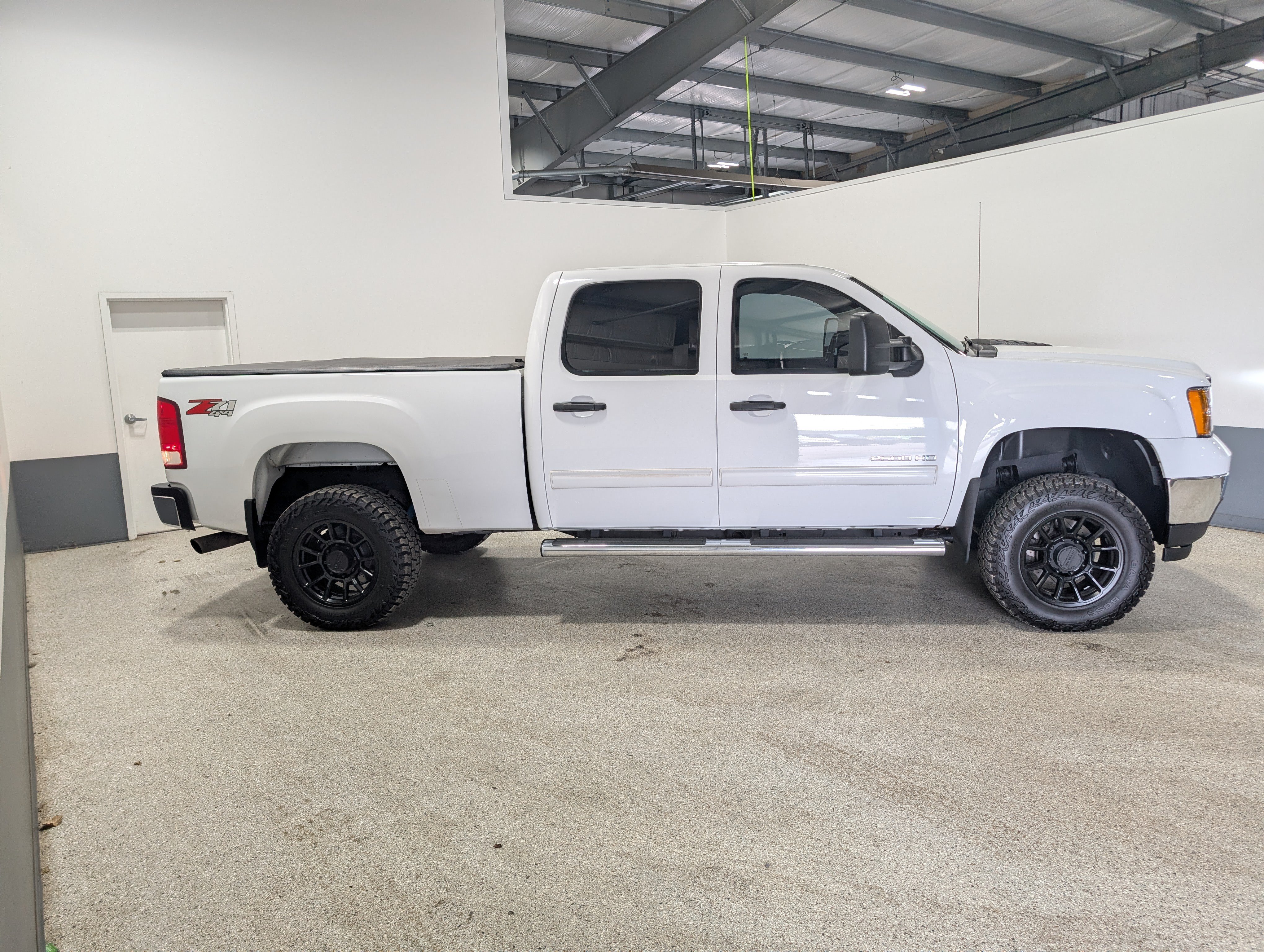 Used 2014 GMC Sierra 2500 SLE w/ SLE Preferred Package AWD/4WD image 2