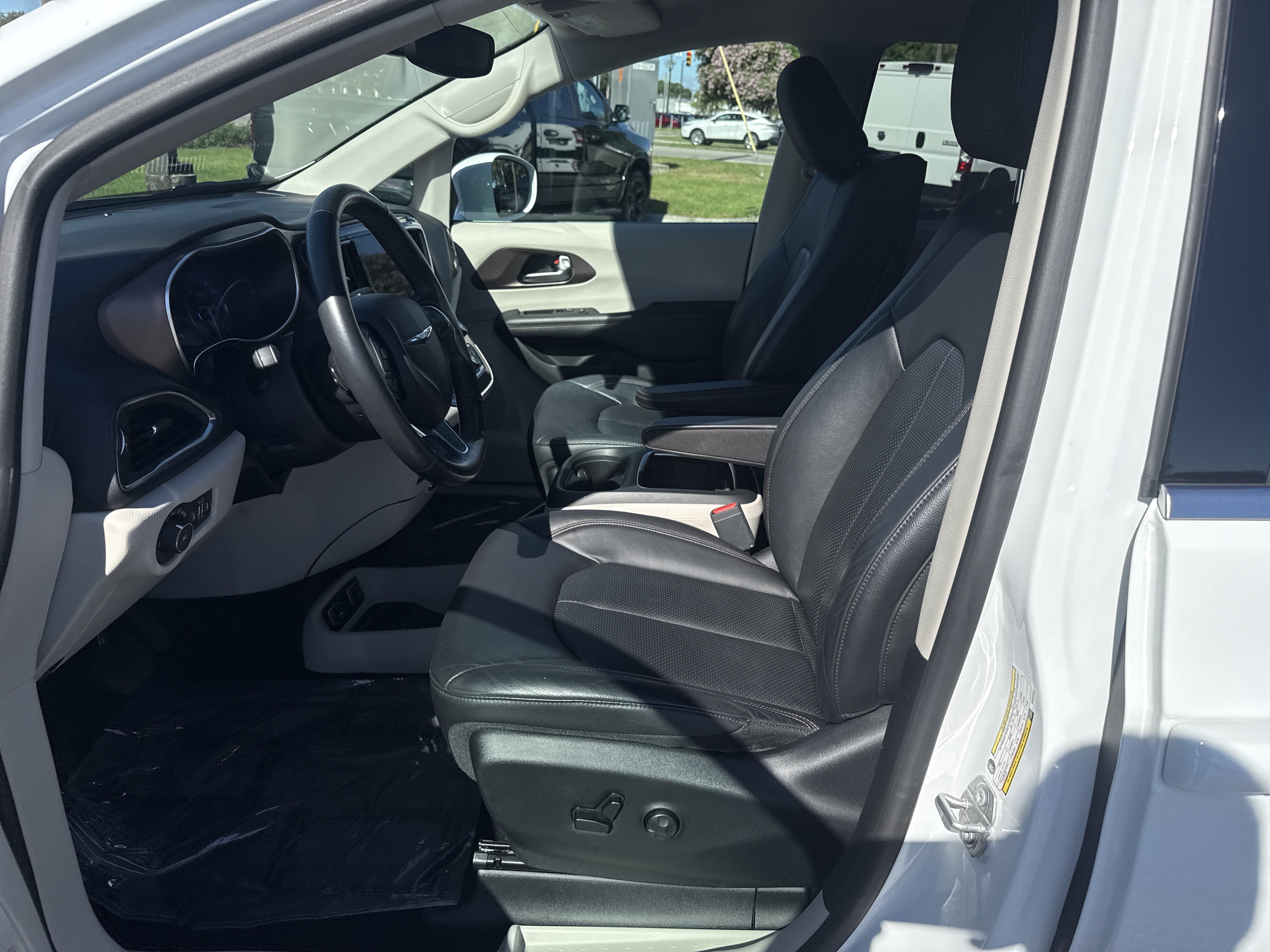 Used 2019 Chrysler Pacifica Touring-L Plus w/ Tire & Wheel Group FWD image 15