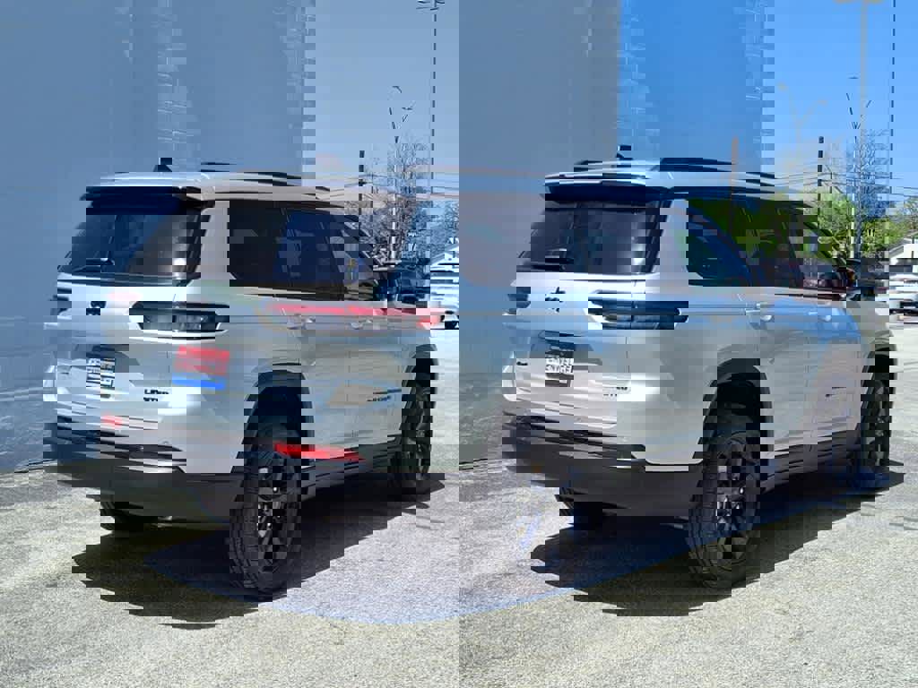 Used 2025 Jeep Grand Cherokee L Limited w/ Black Appearance Package image 12