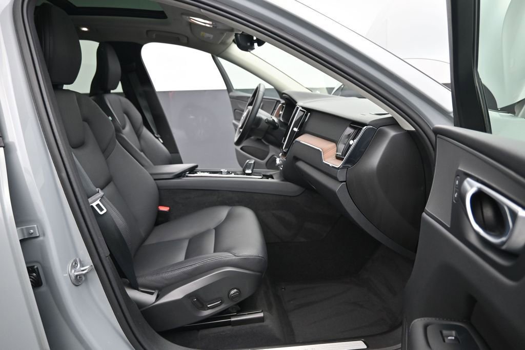 Used 2024 Volvo XC60 B5 Plus AWD/4WD image 15