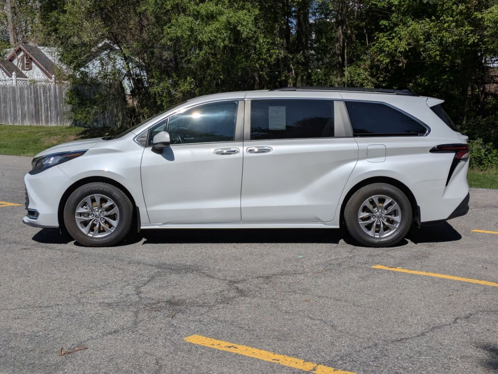 Used 2023 Toyota Sienna XLE AWD/4WD image 4