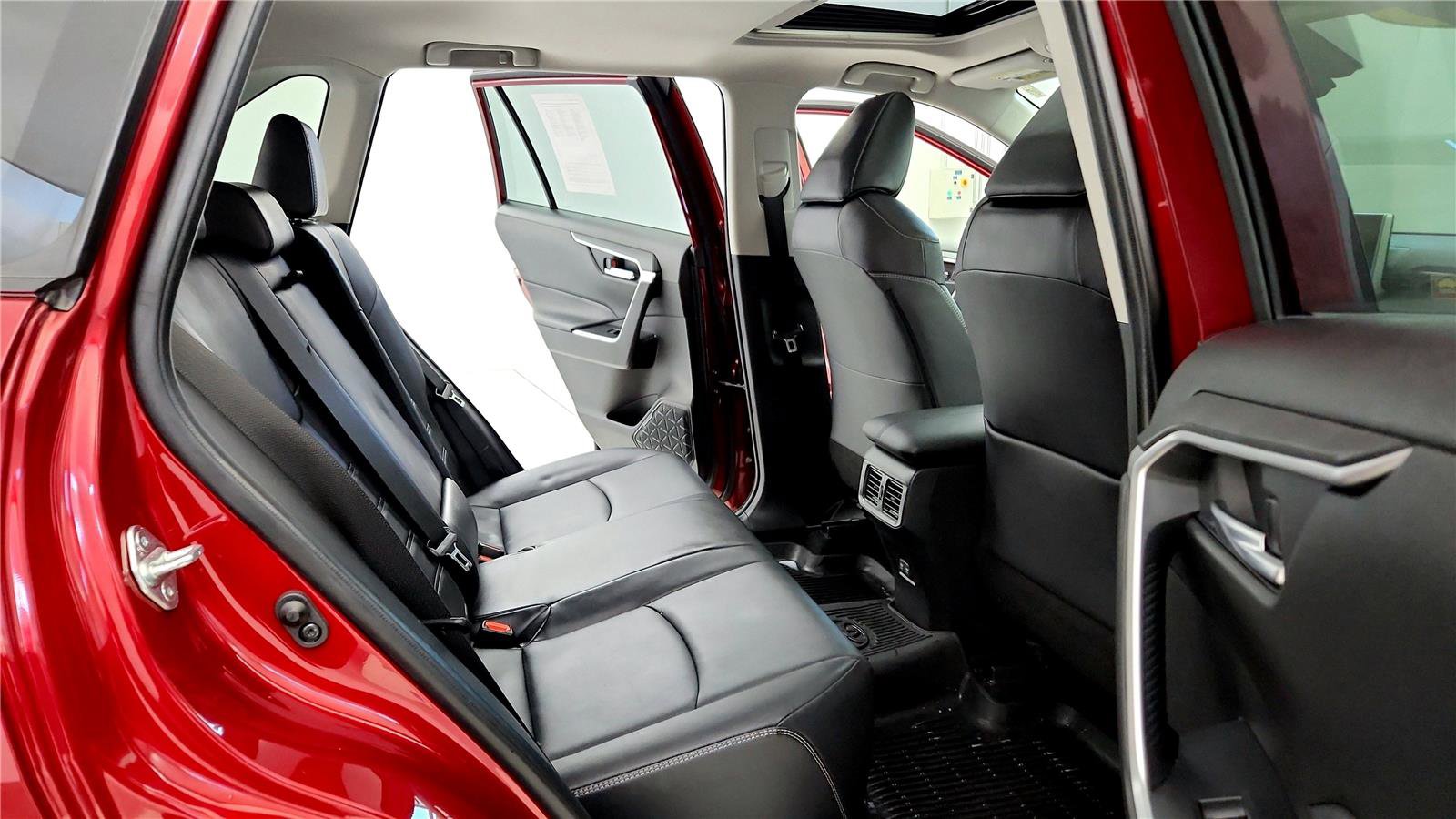 Used 2020 Toyota RAV4 XLE Premium image 18