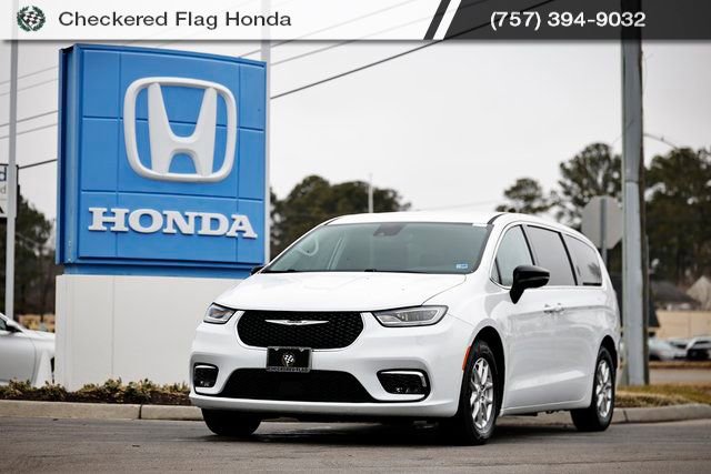 Used 2024 Chrysler Pacifica Touring-L image 1