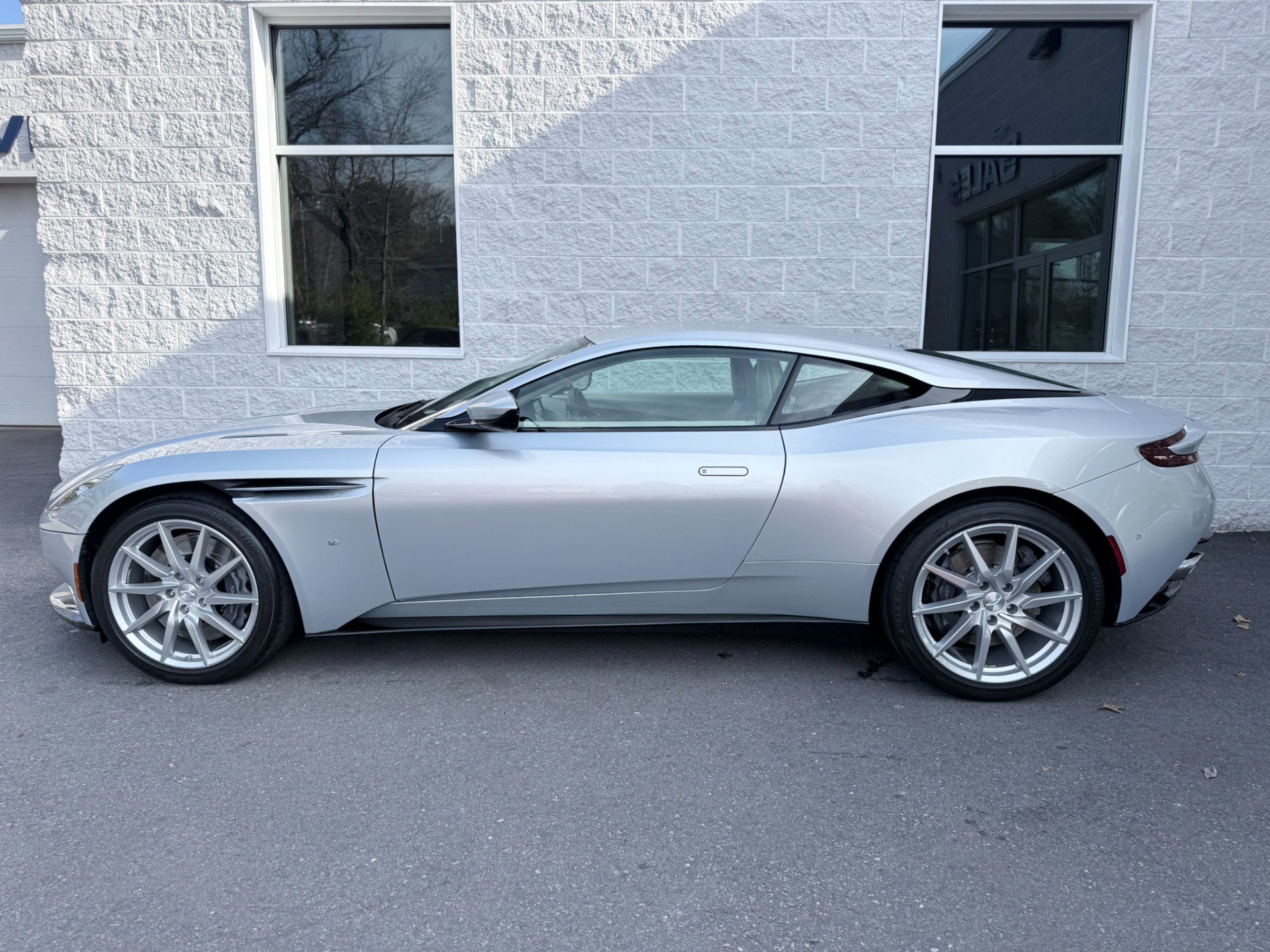 Used 2017 Aston Martin DB11 V12 image 4