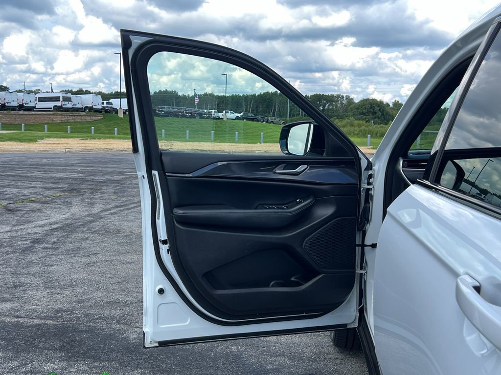 Used 2023 Jeep Grand Cherokee L Laredo image 13