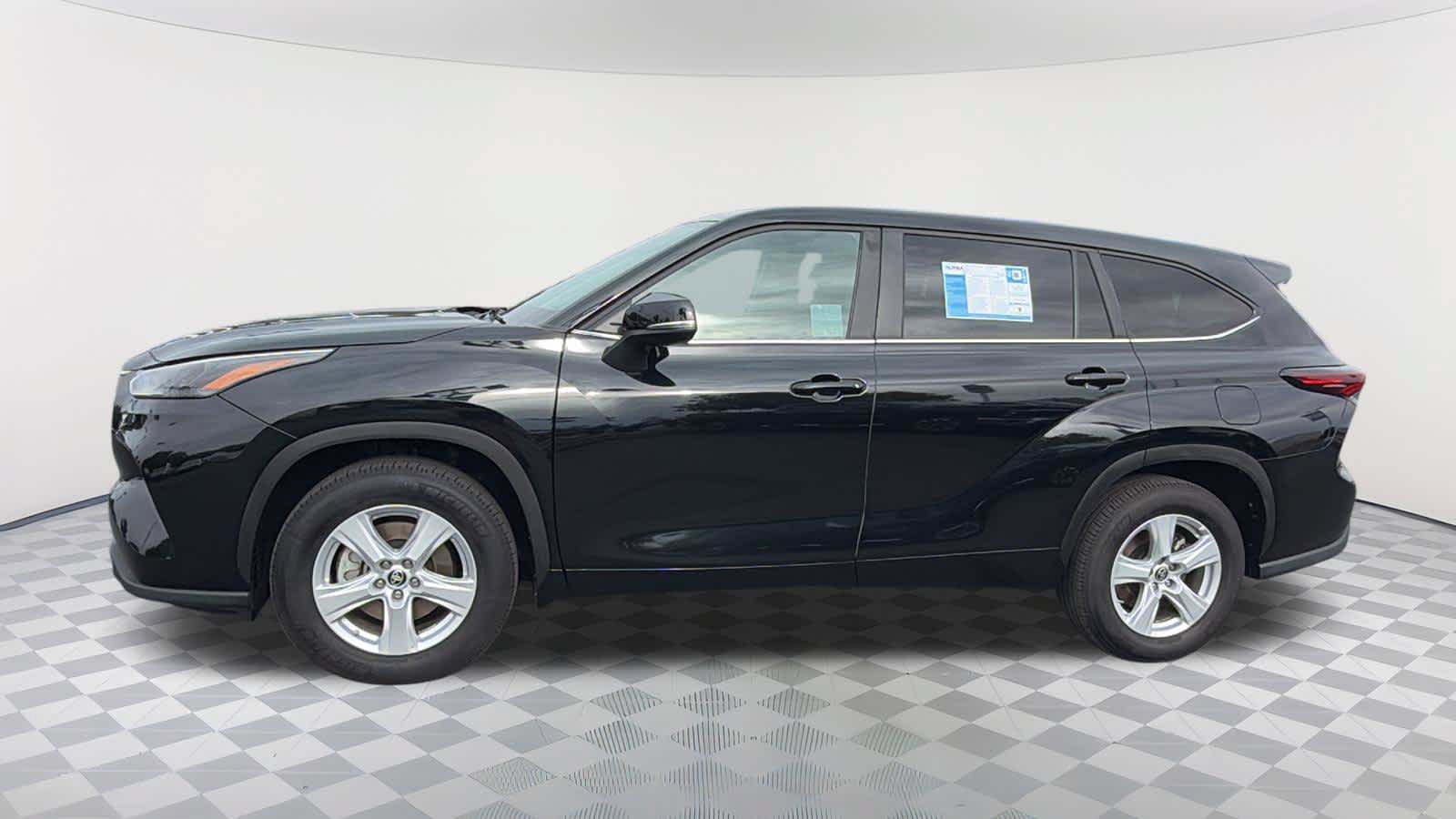Used 2025 Toyota Highlander LE FWD image 8