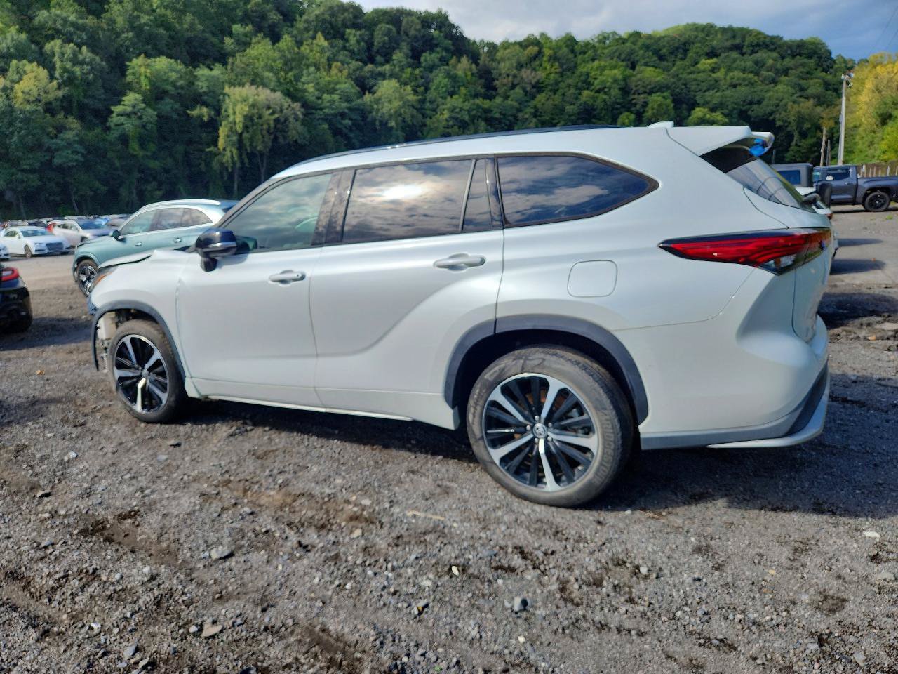 Used 2022 Toyota Highlander XSE FWD image 4
