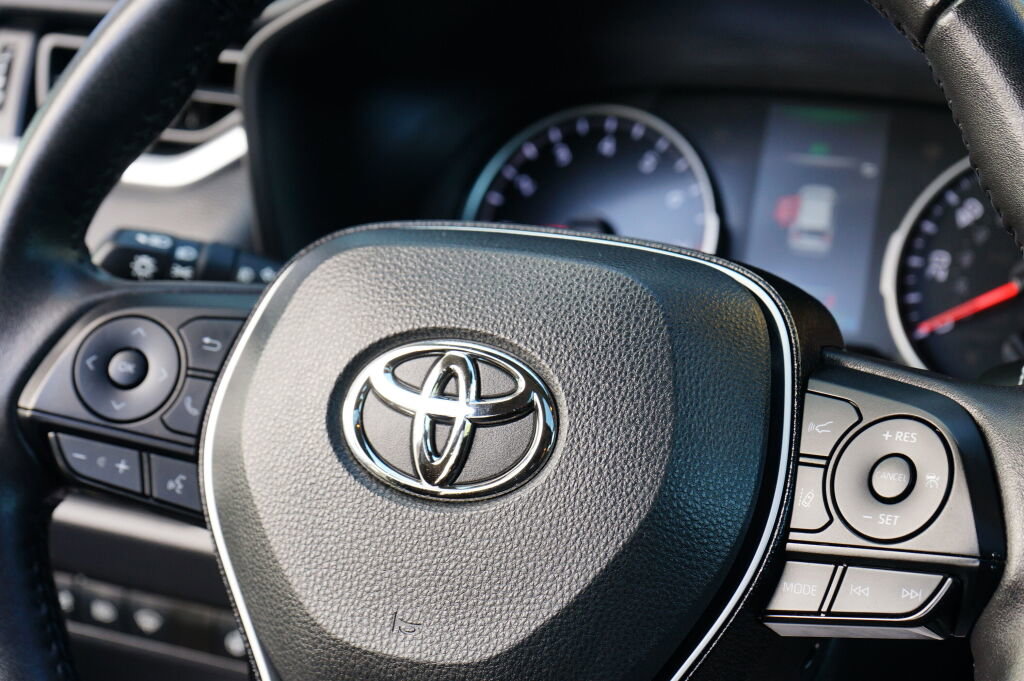 Used 2021 Toyota RAV4 XLE Premium image 13