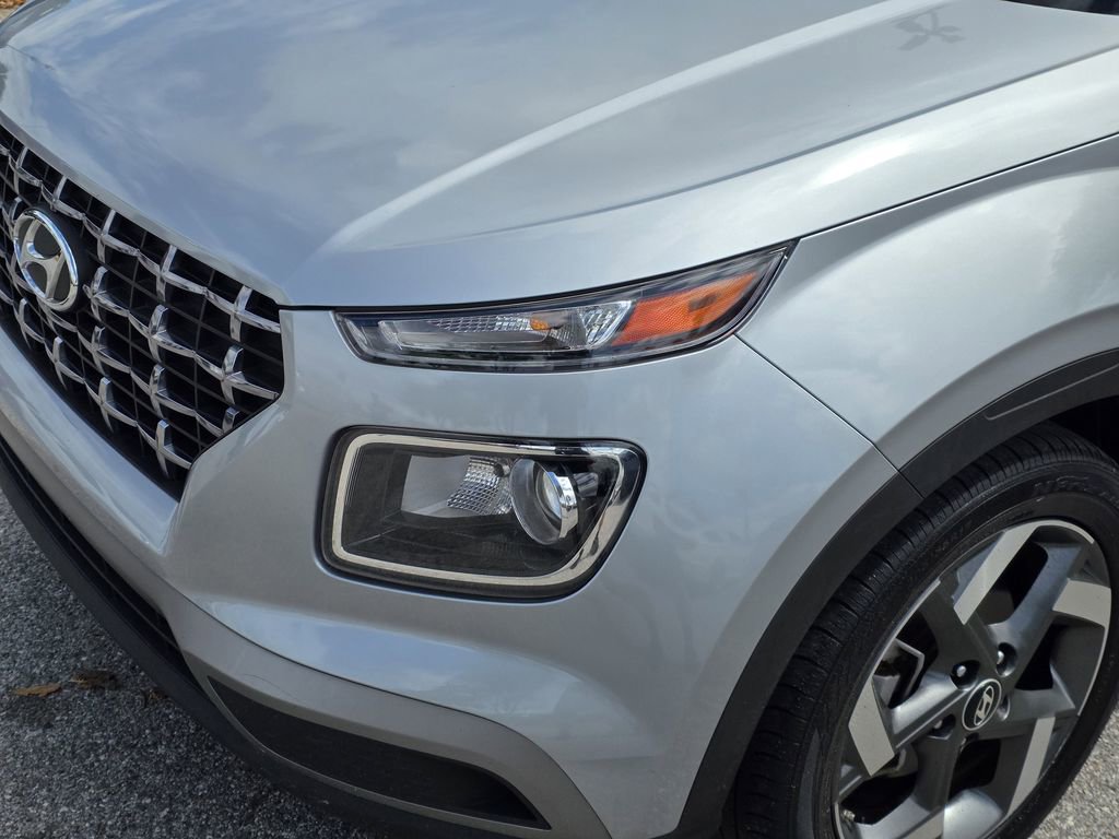 Used 2023 Hyundai Venue SEL FWD image 6