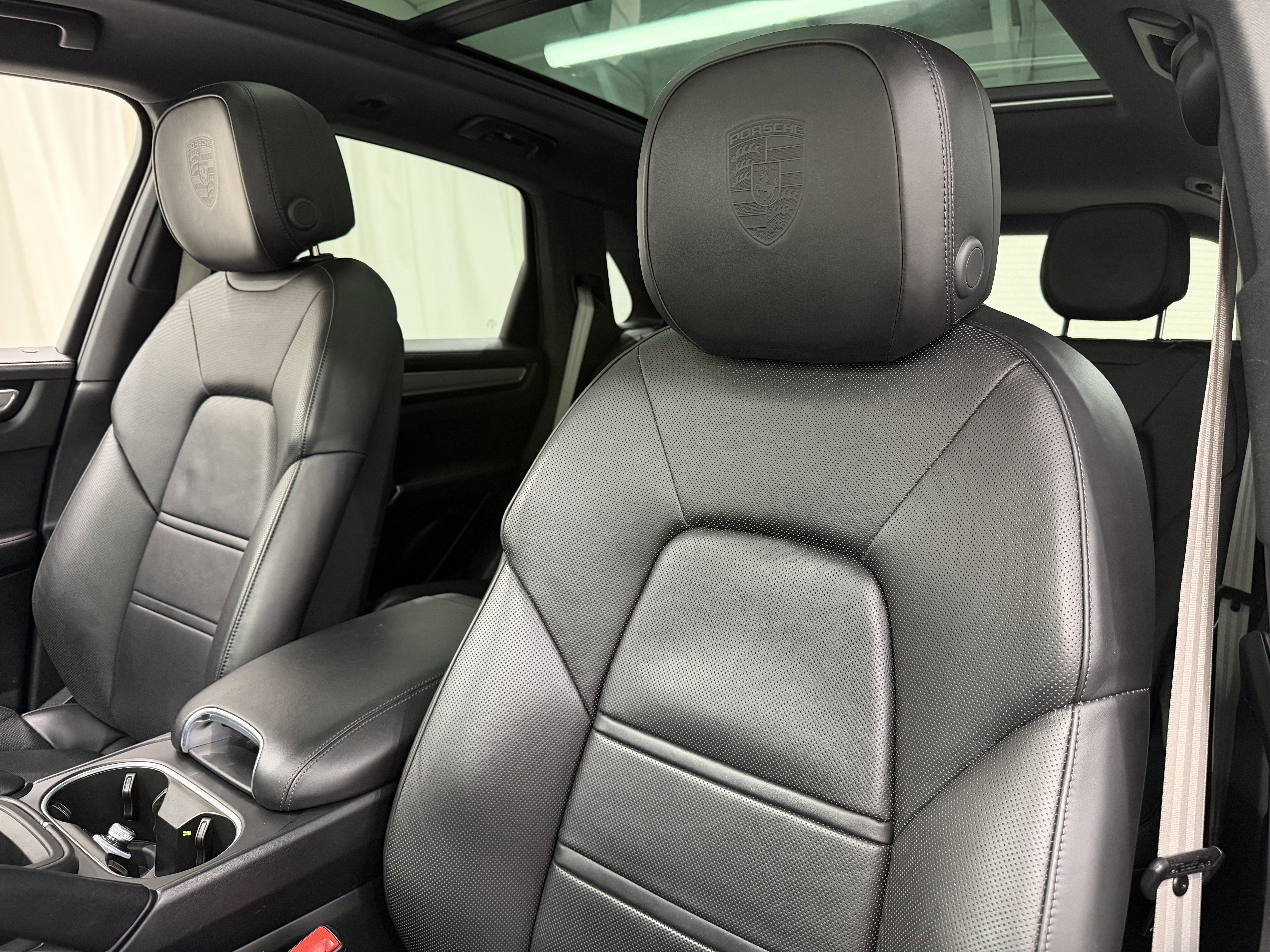 Certified 2022 Porsche Cayenne Platinum Edition image 5