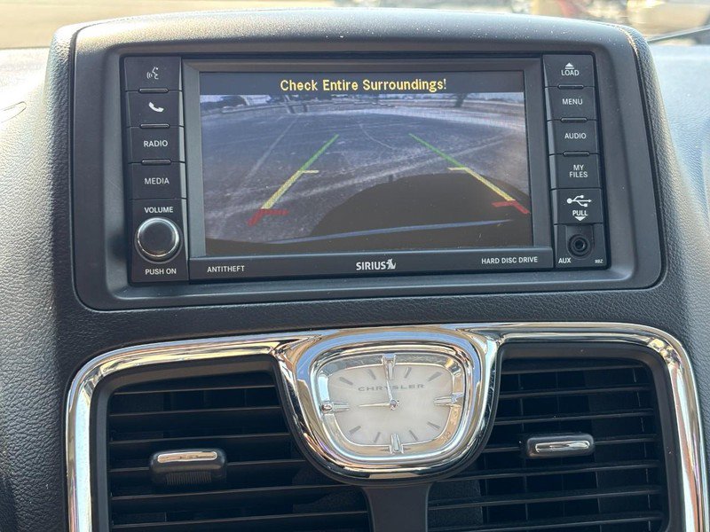 Used 2016 Chrysler Town & Country Touring-L image 22