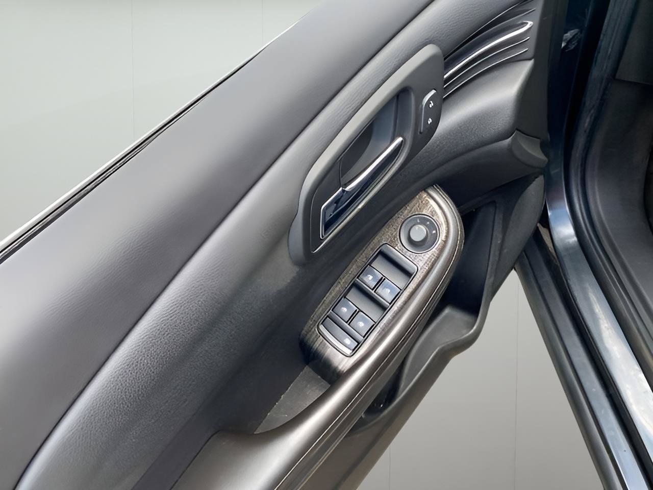 Used 2015 Chevrolet Malibu LT w/ Power Convenience Package FWD image 18