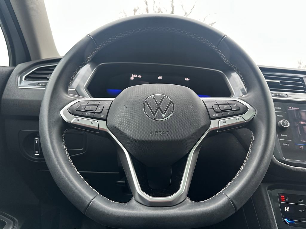 Used 2022 Volkswagen Tiguan SE w/ Panoramic Sunroof Package image 7