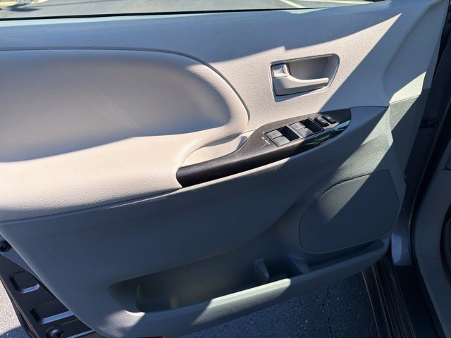 Used 2014 Toyota Sienna LE FWD image 26