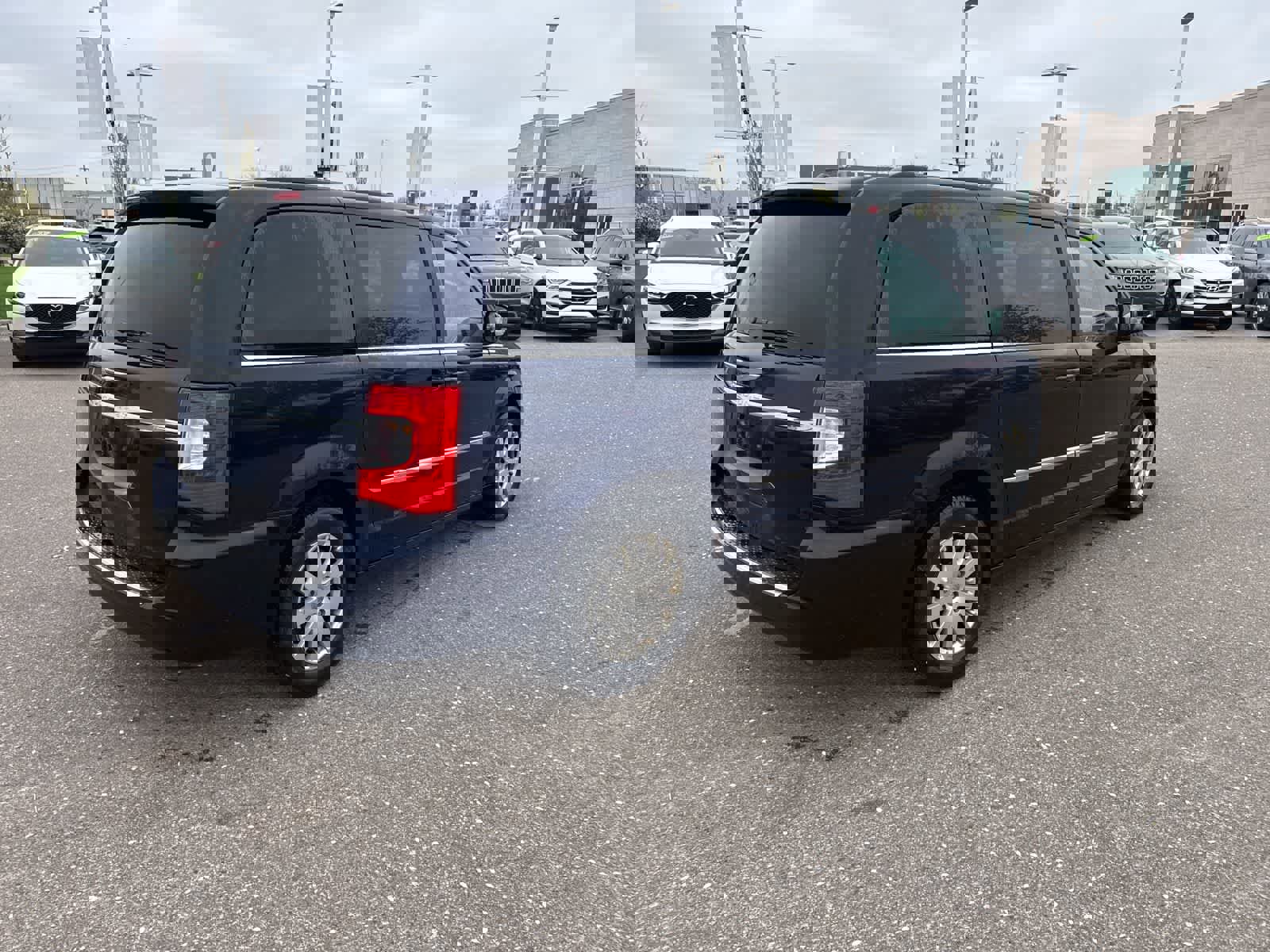 Used 2014 Chrysler Town & Country Touring FWD image 5