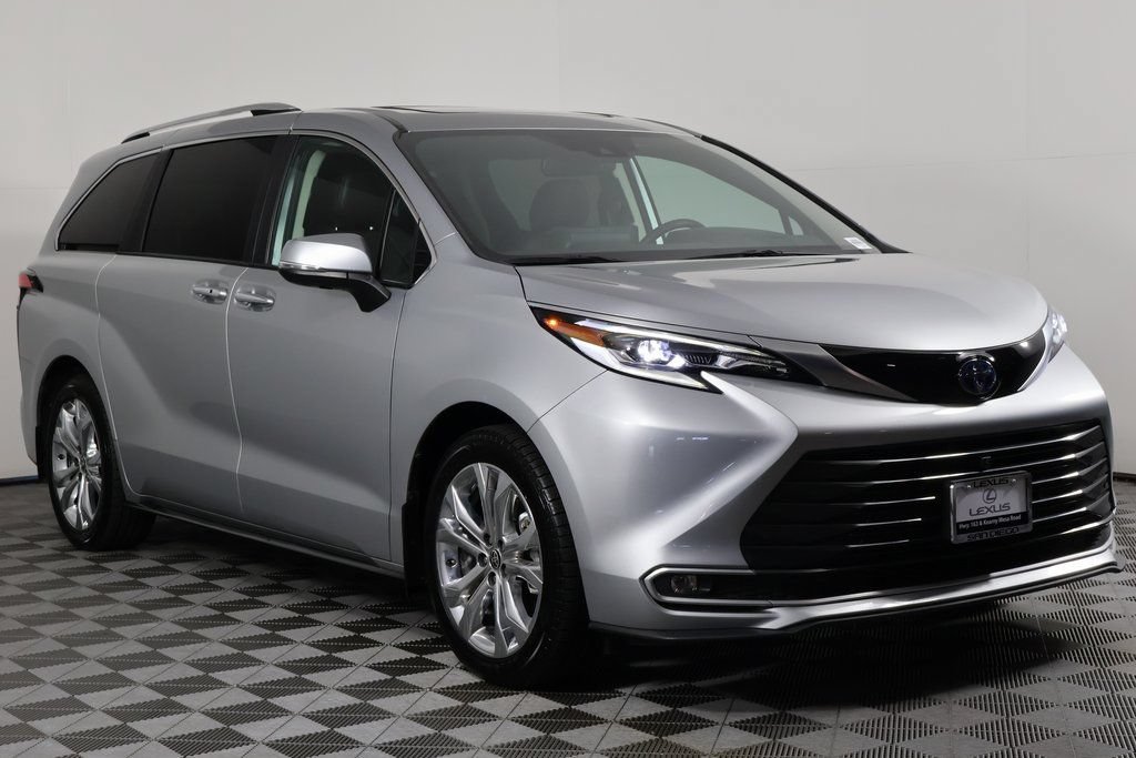 Used 2023 Toyota Sienna Platinum FWD image 3