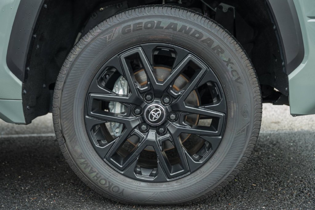 Used 2025 Toyota Tundra Limited AWD/4WD image 16