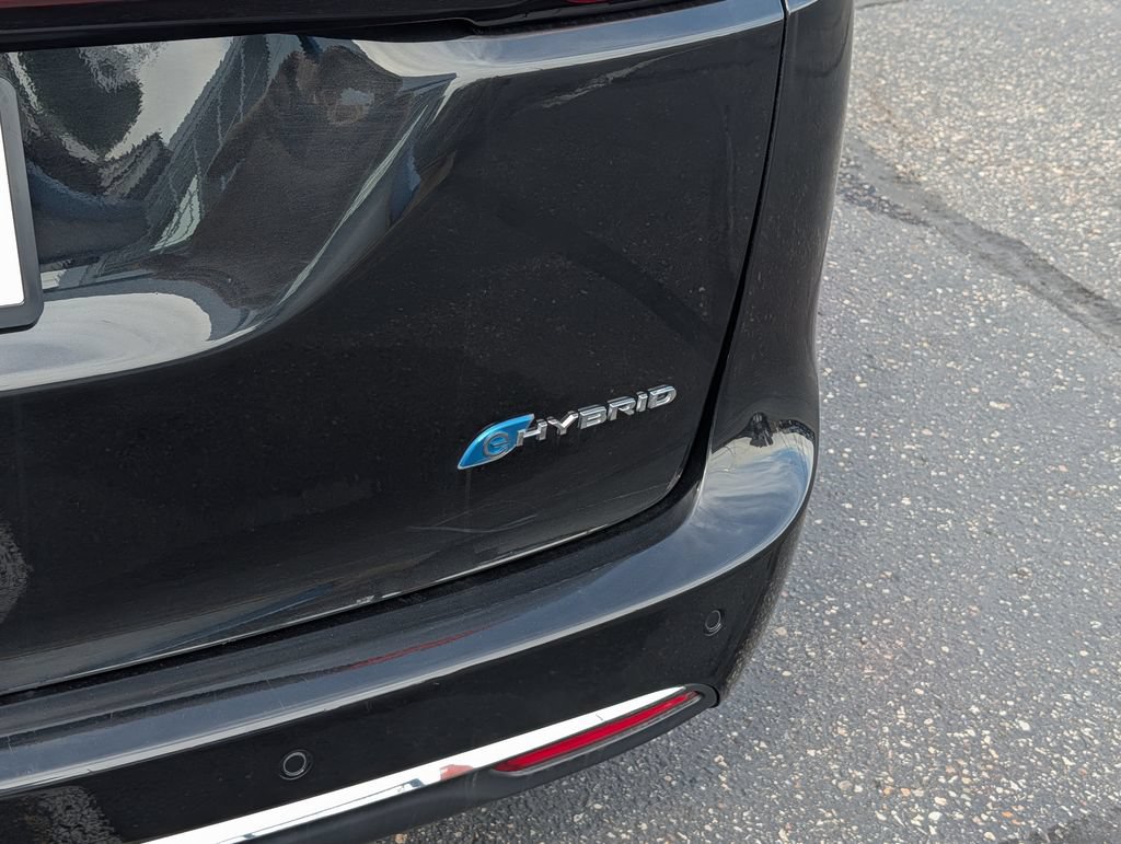Used 2023 Chrysler Pacifica Touring-L FWD image 6