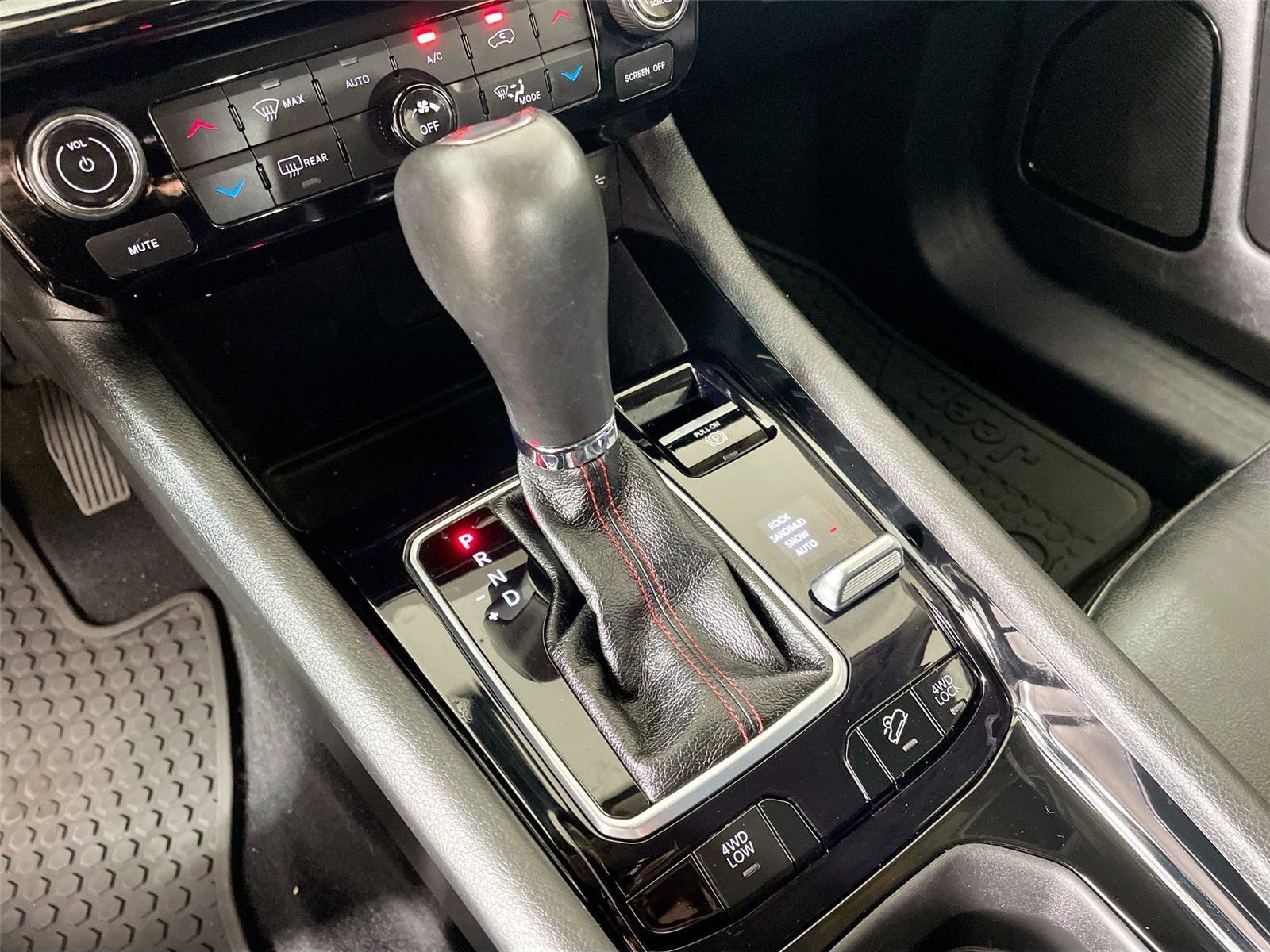 Used 2022 Jeep Compass Trailhawk w/ Trailhawk Convenience Group AWD/4WD image 15