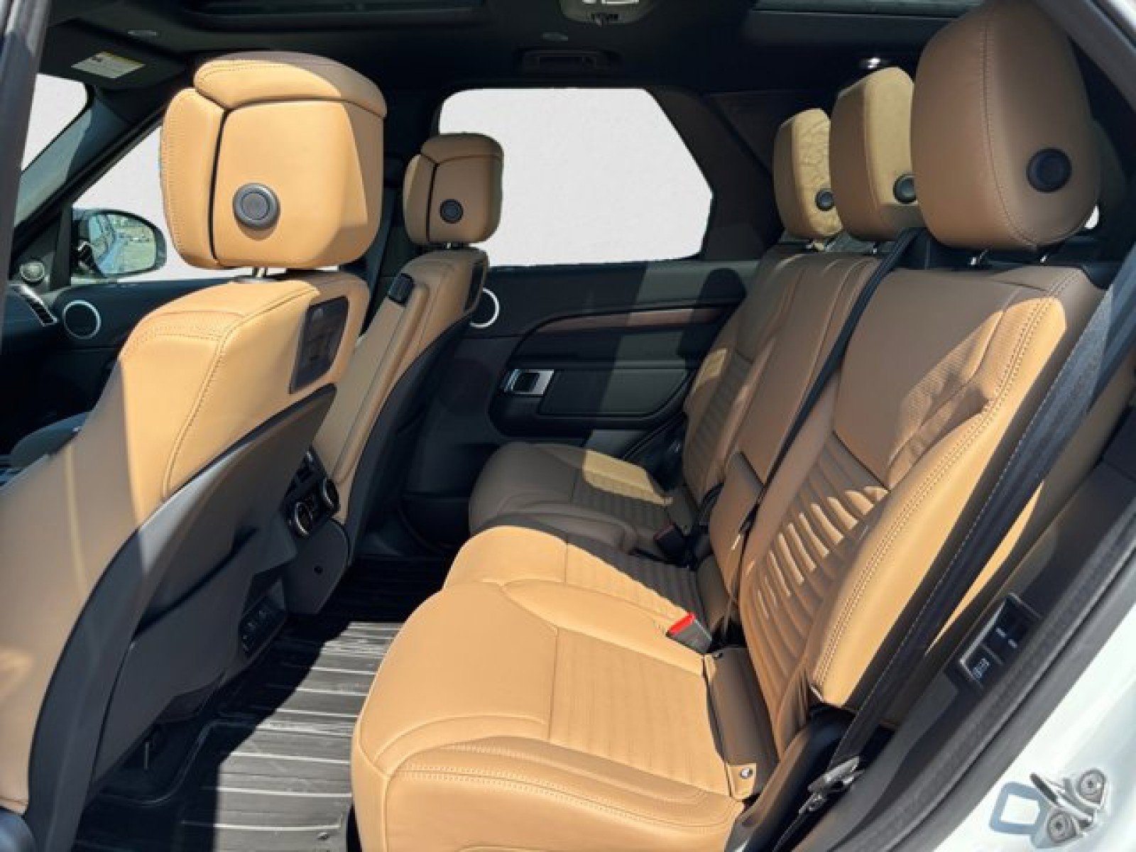 New 2025 Land Rover Discovery Dynamic SE image 18