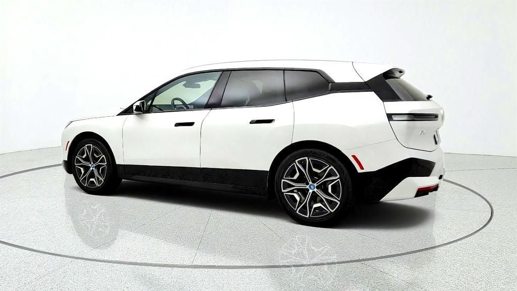 Used 2024 BMW iX xDrive50 w/ Sport Package AWD/4WD image 7
