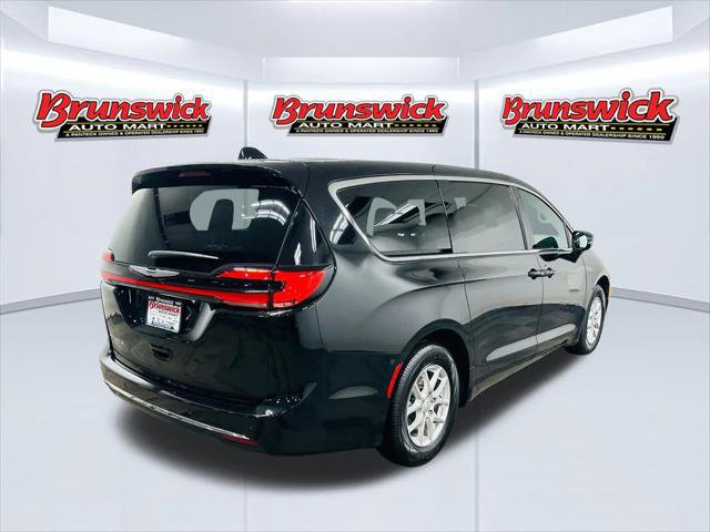 Used 2025 Chrysler Pacifica Select image 6