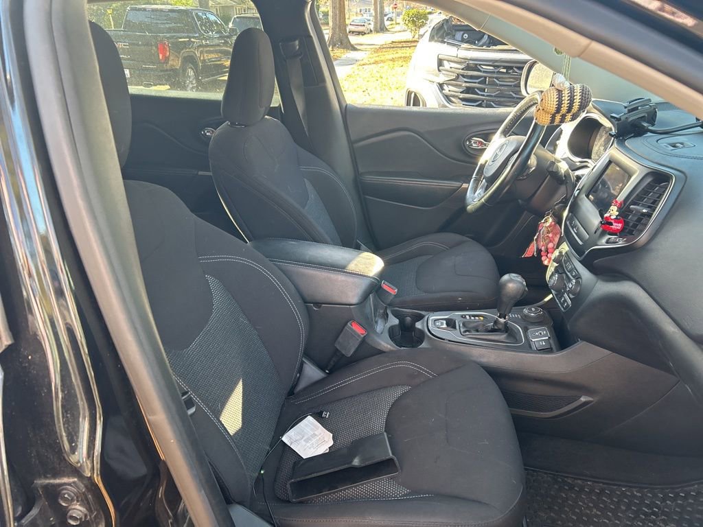 Used 2019 Jeep Cherokee Latitude w/ Cold Weather Group image 15