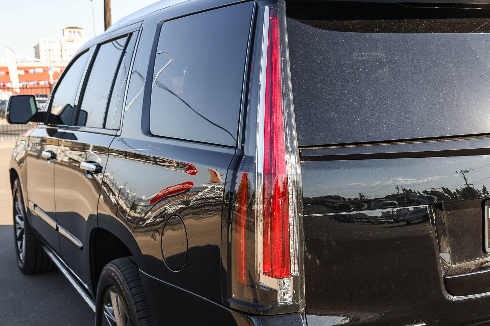 Used 2019 Cadillac Escalade Premium Luxury w/ Escalade Sport Edition AWD/4WD image 11