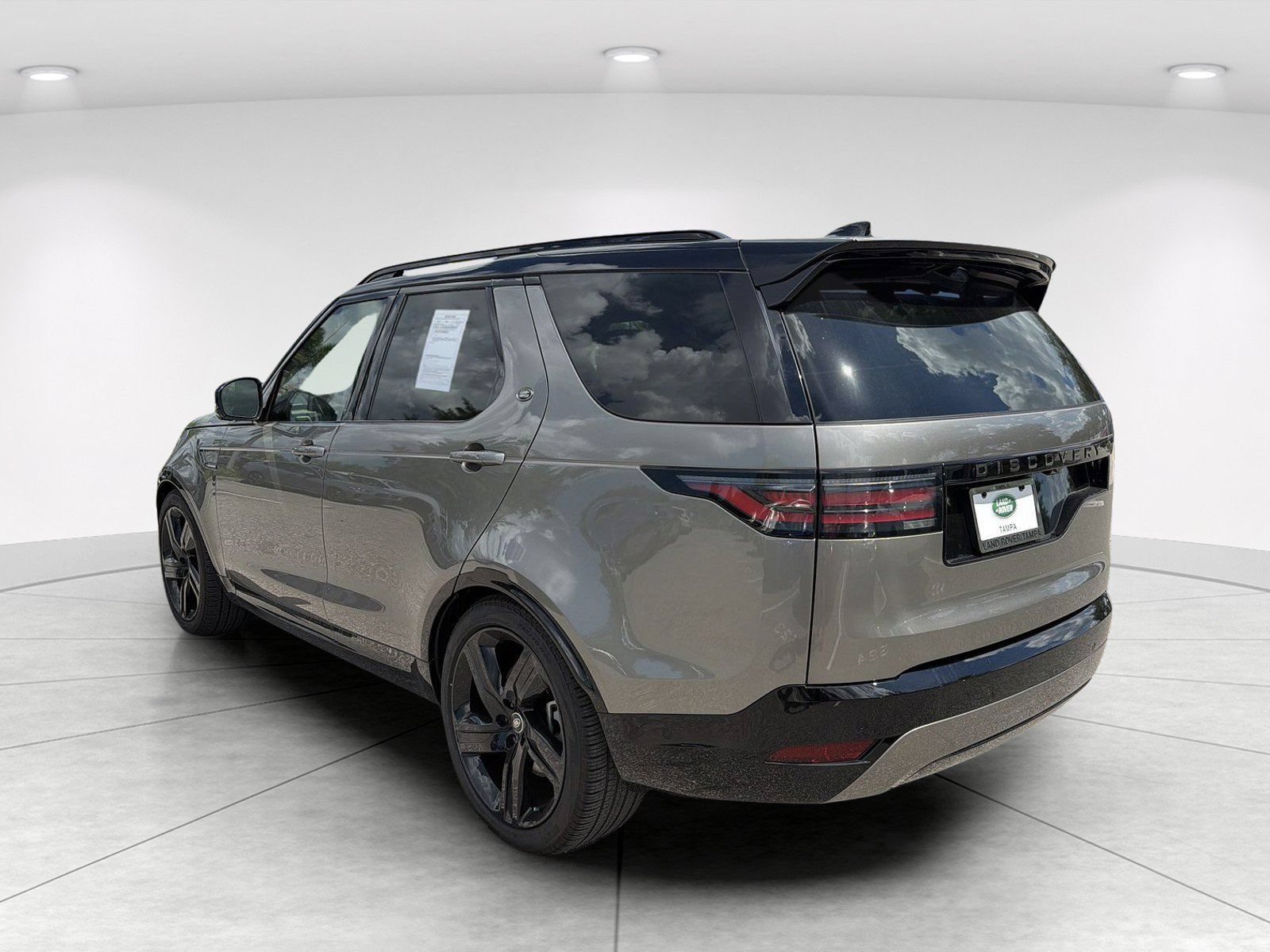 Used 2025 Land Rover Discovery Dynamic SE AWD/4WD image 6