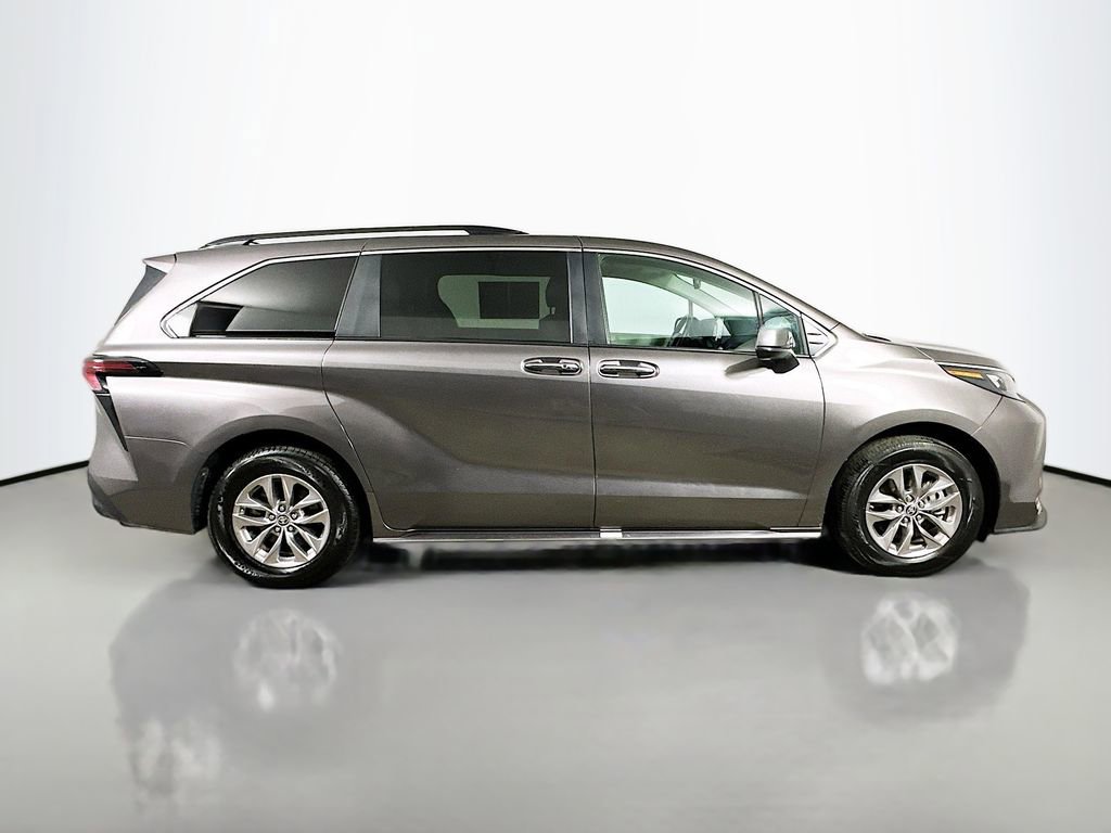 Used 2024 Toyota Sienna XLE FWD image 7