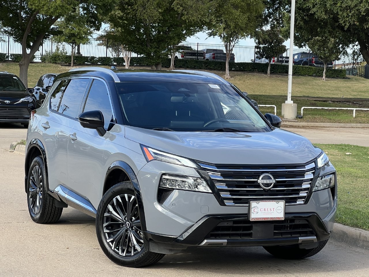 Used 2024 Nissan Rogue Platinum FWD image 2