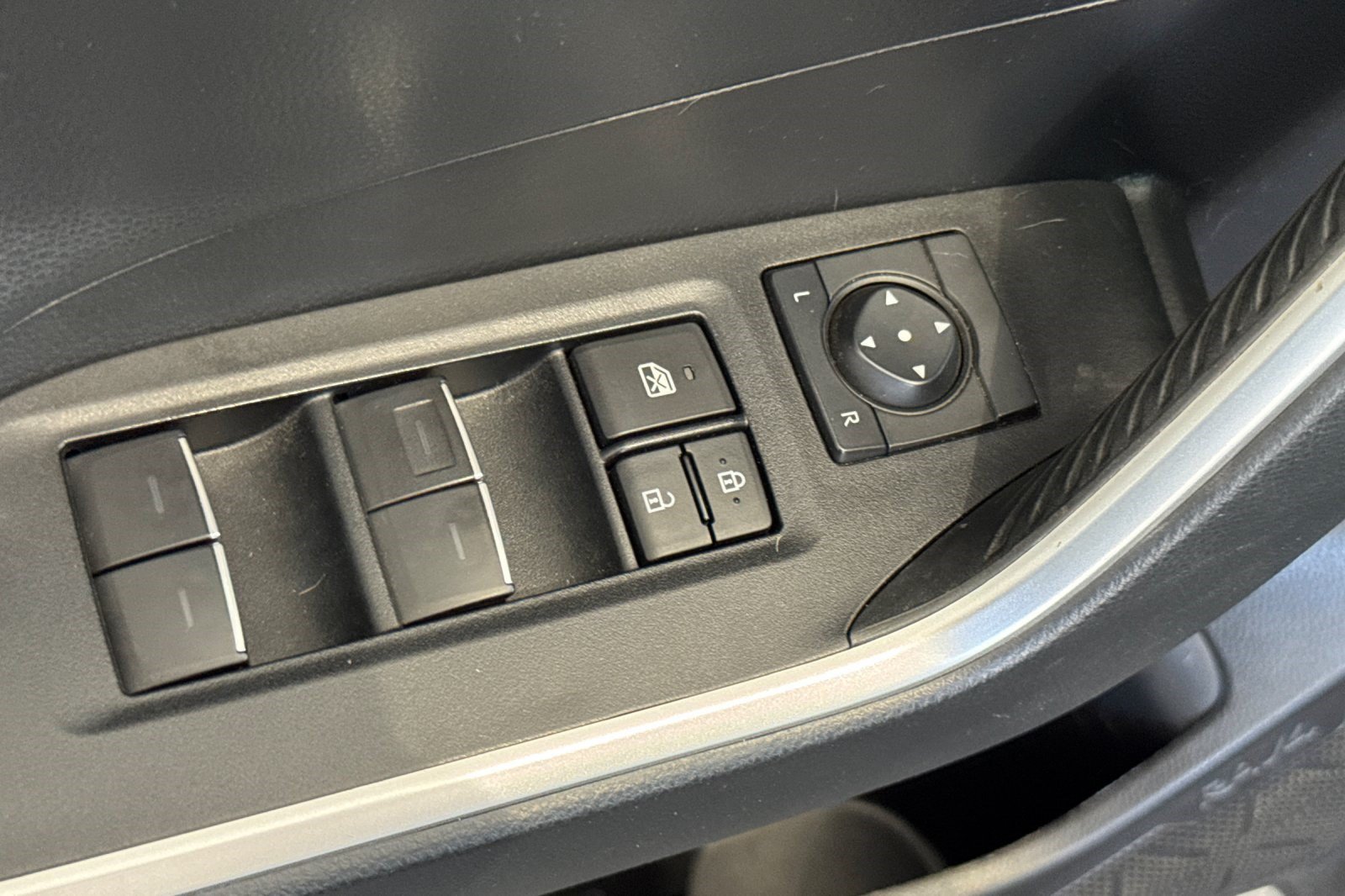 Used 2023 Toyota RAV4 Limited AWD/4WD image 13