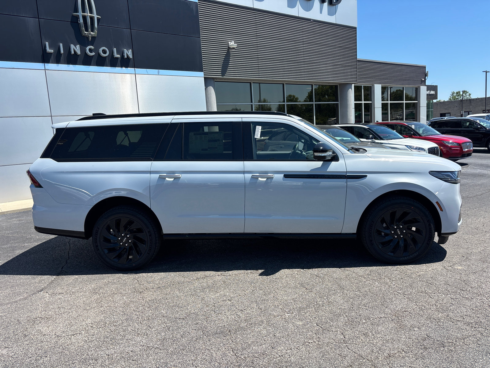 New 2026 Lincoln Navigator L Reserve w/ Jet Appearance Package AWD/4WD image 8