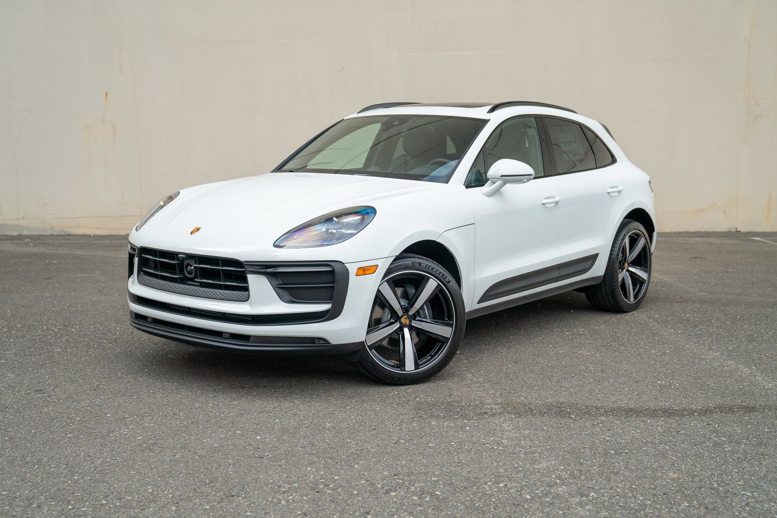Certified 2025 Porsche Macan image 1