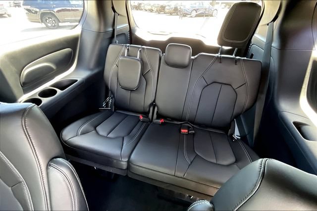 New 2025 Chrysler Pacifica Select AWD/4WD image 49