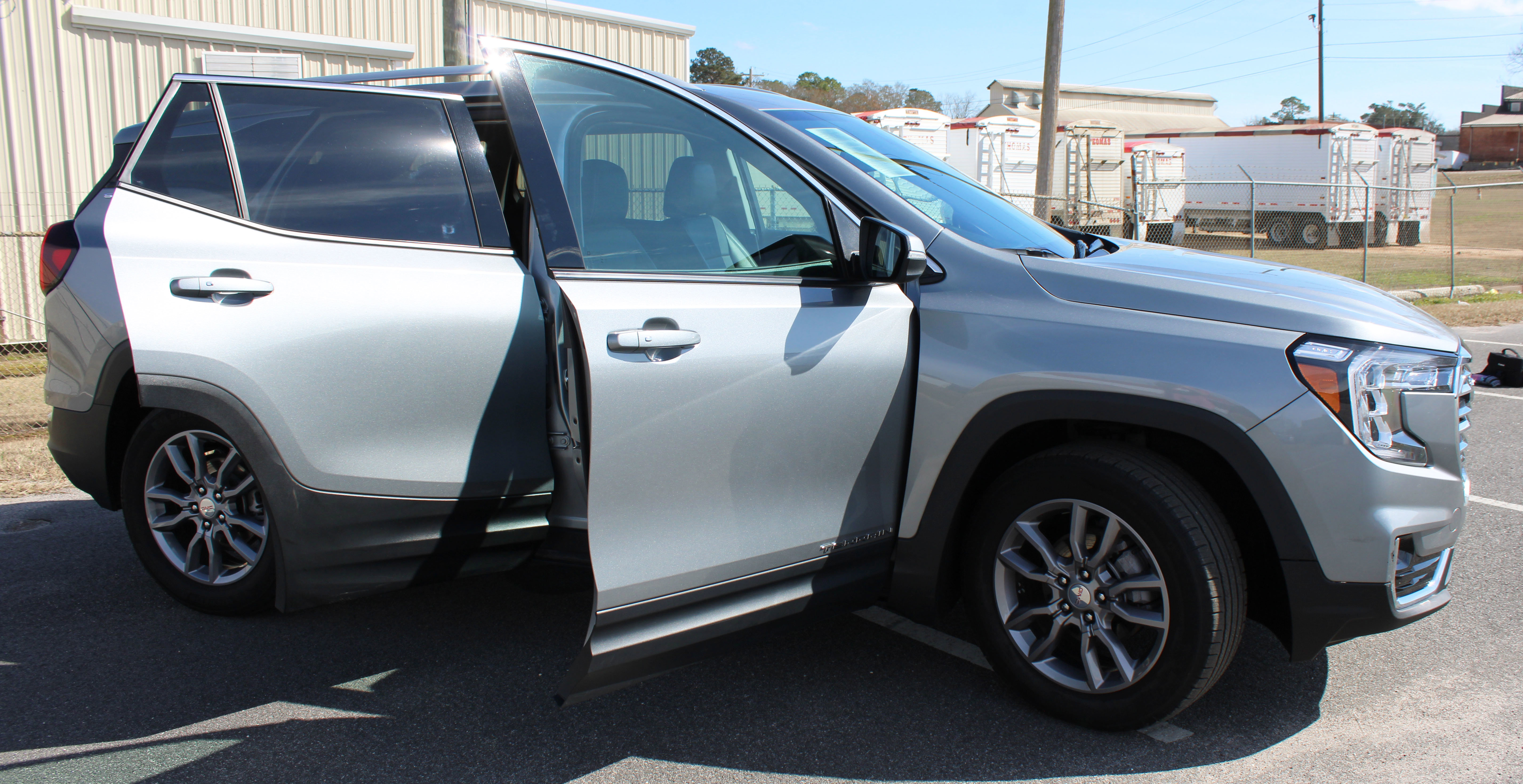 Used 2024 GMC Terrain SLT image 24