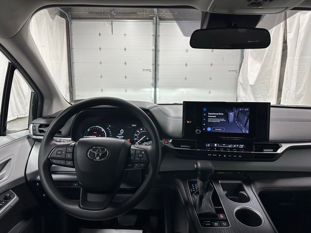 Used 2025 Toyota Sienna LE FWD image 16