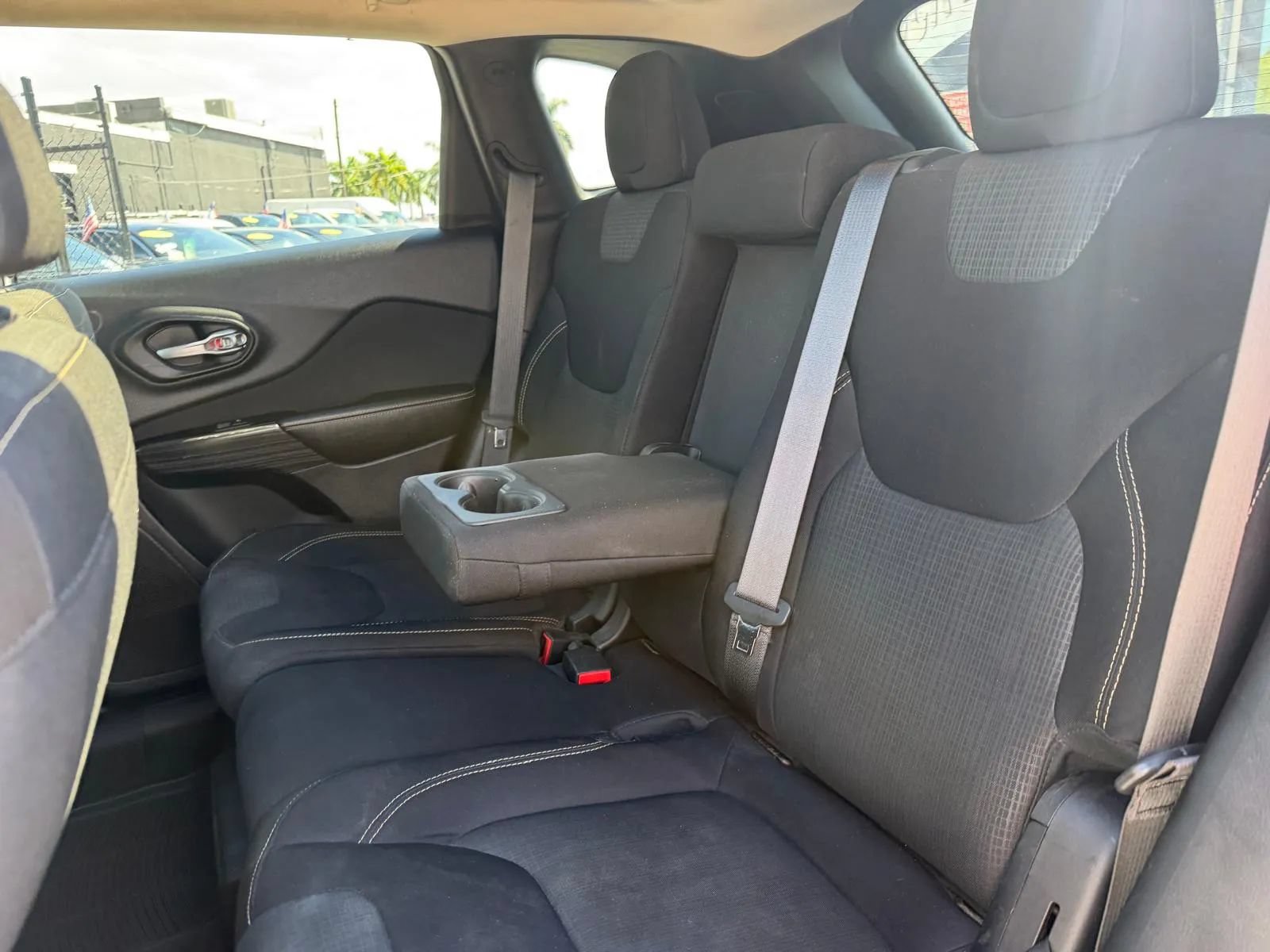 Used 2015 Jeep Cherokee Latitude w/ Comfort/Convenience Group FWD image 34