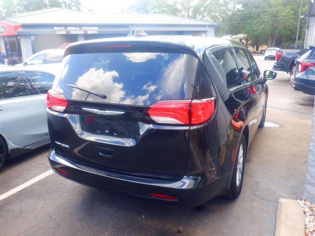 Used 2023 Chrysler Voyager LX image 8