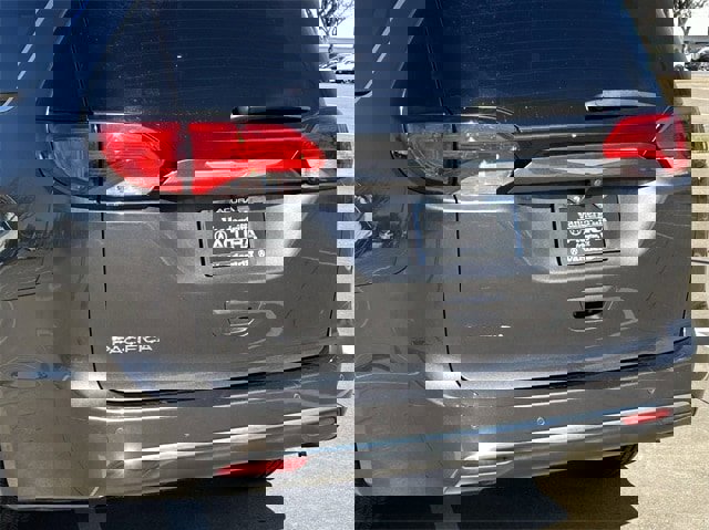 Used 2017 Chrysler Pacifica Touring-L Plus image 6