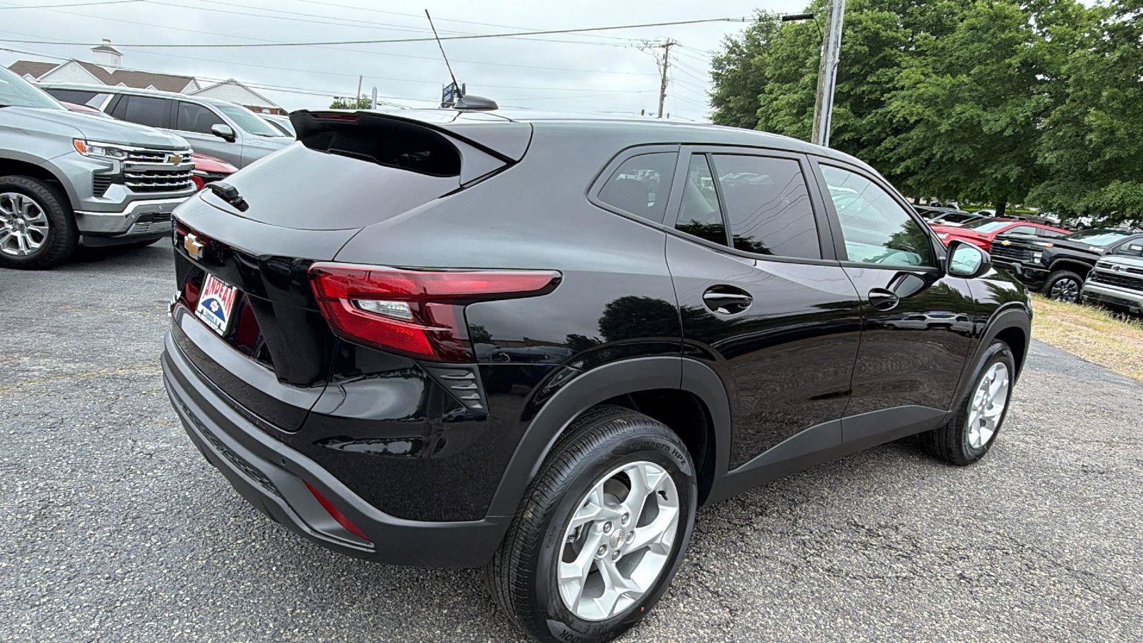 New 2026 Chevrolet Trax LS w/ LS Convenience Package FWD image 5