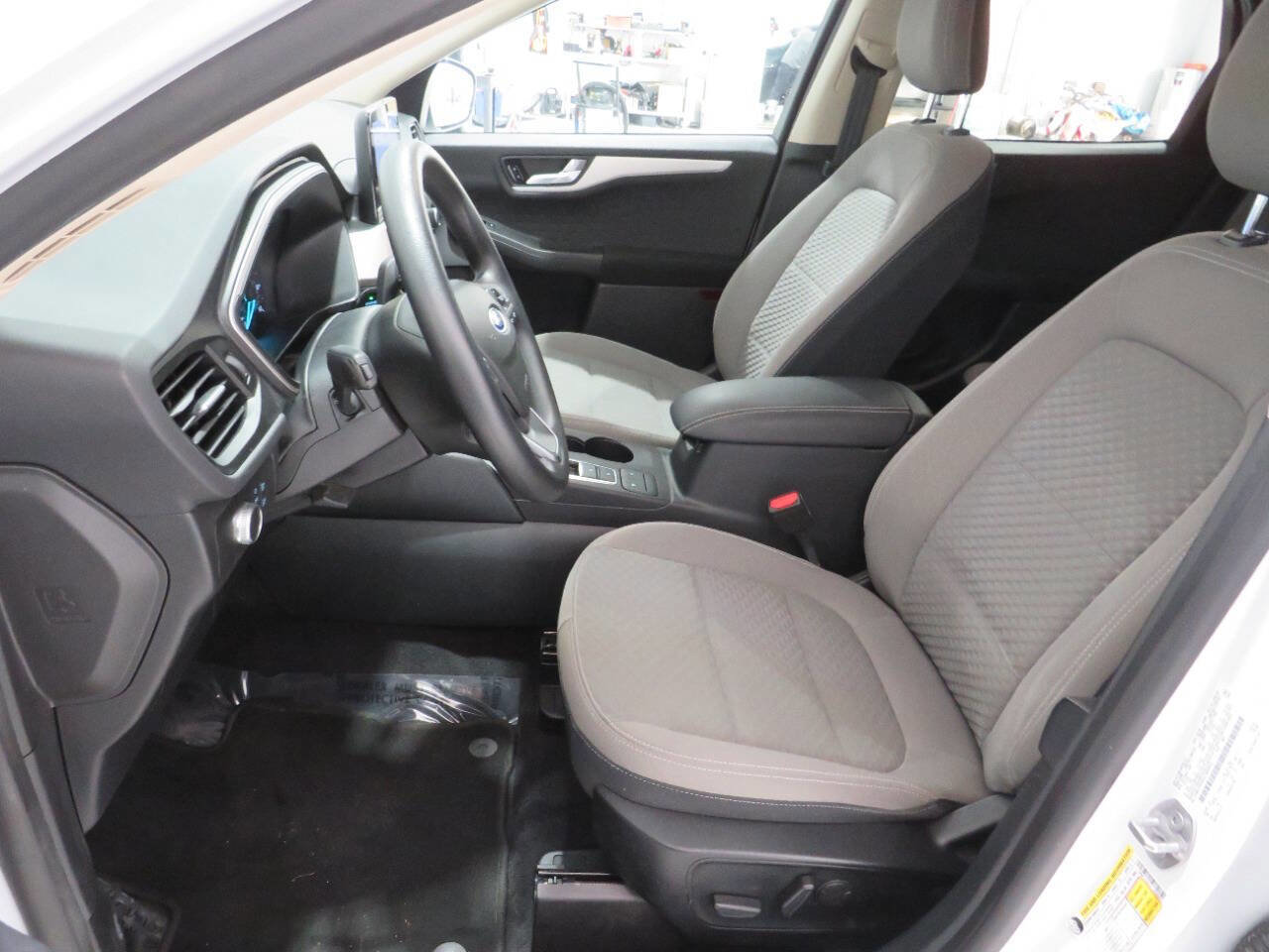 Used 2020 Ford Escape SE image 15