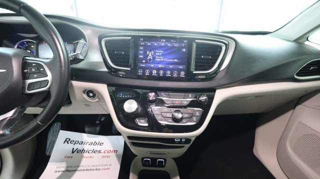 Used 2018 Chrysler Pacifica Touring-L FWD image 16
