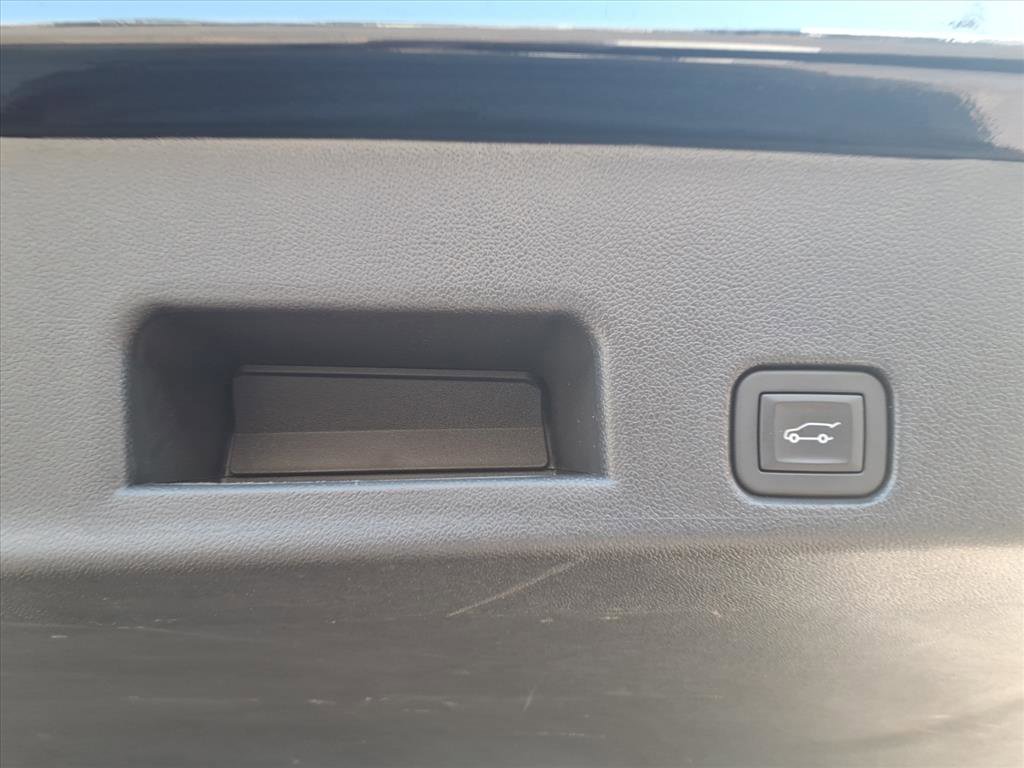 Used 2025 GMC Acadia Elevation image 6