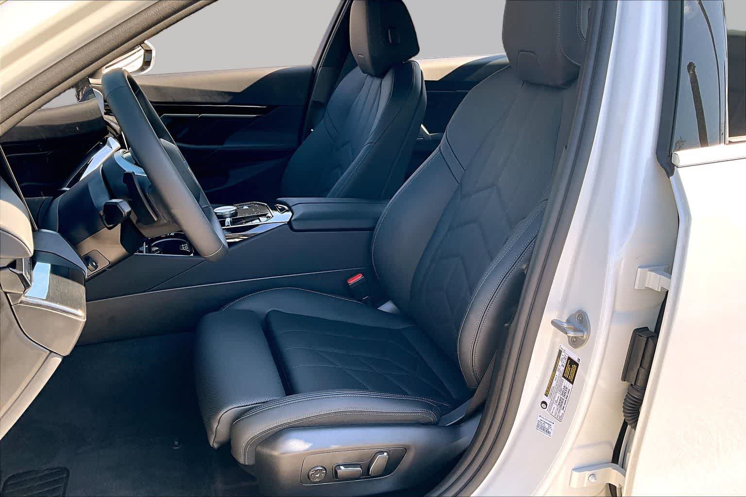 Used 2026 BMW 530i RWD image 7