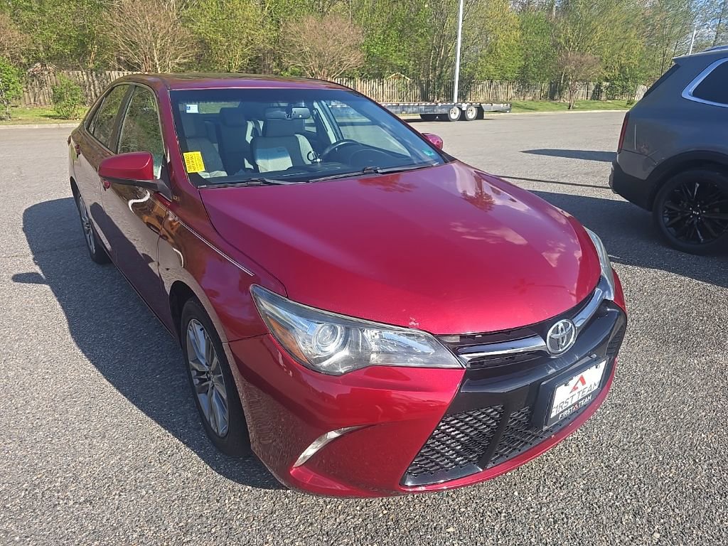 Used 2015 Toyota Camry SE w/ Moonroof Package image 3