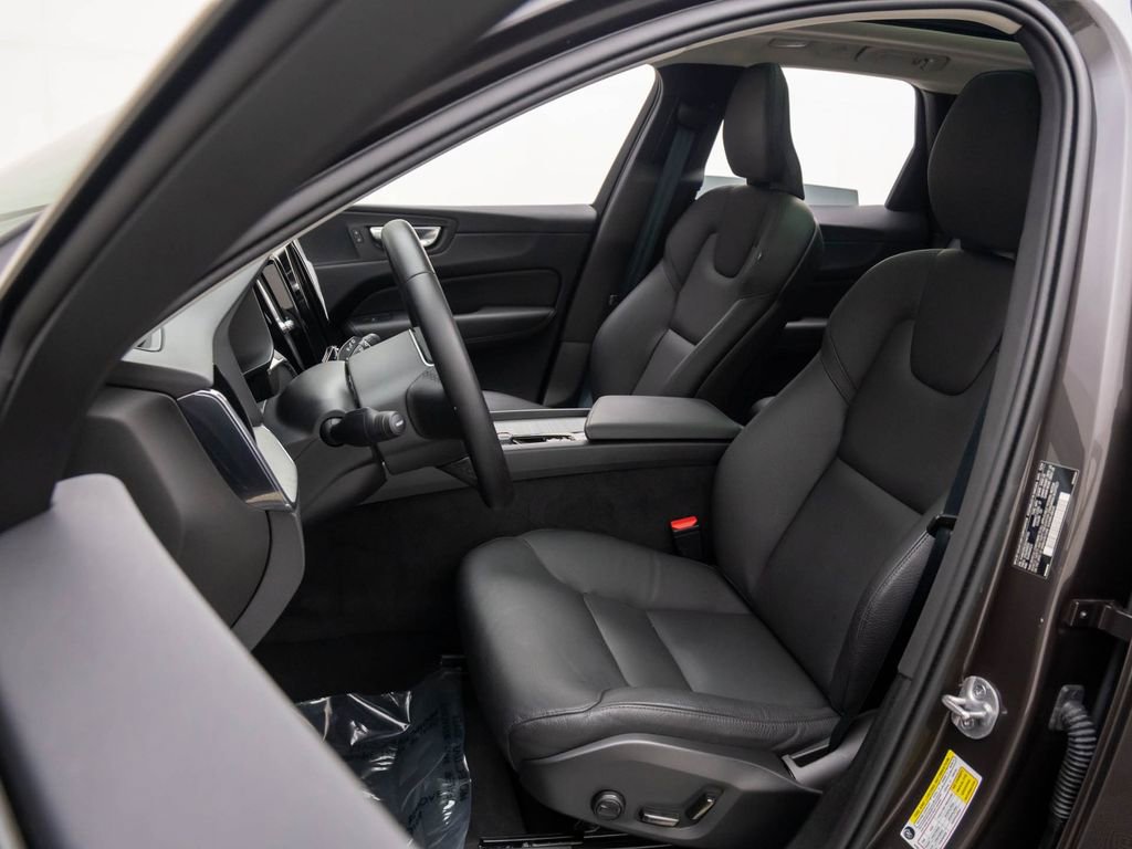 Used 2025 Volvo XC60 B5 Plus image 14