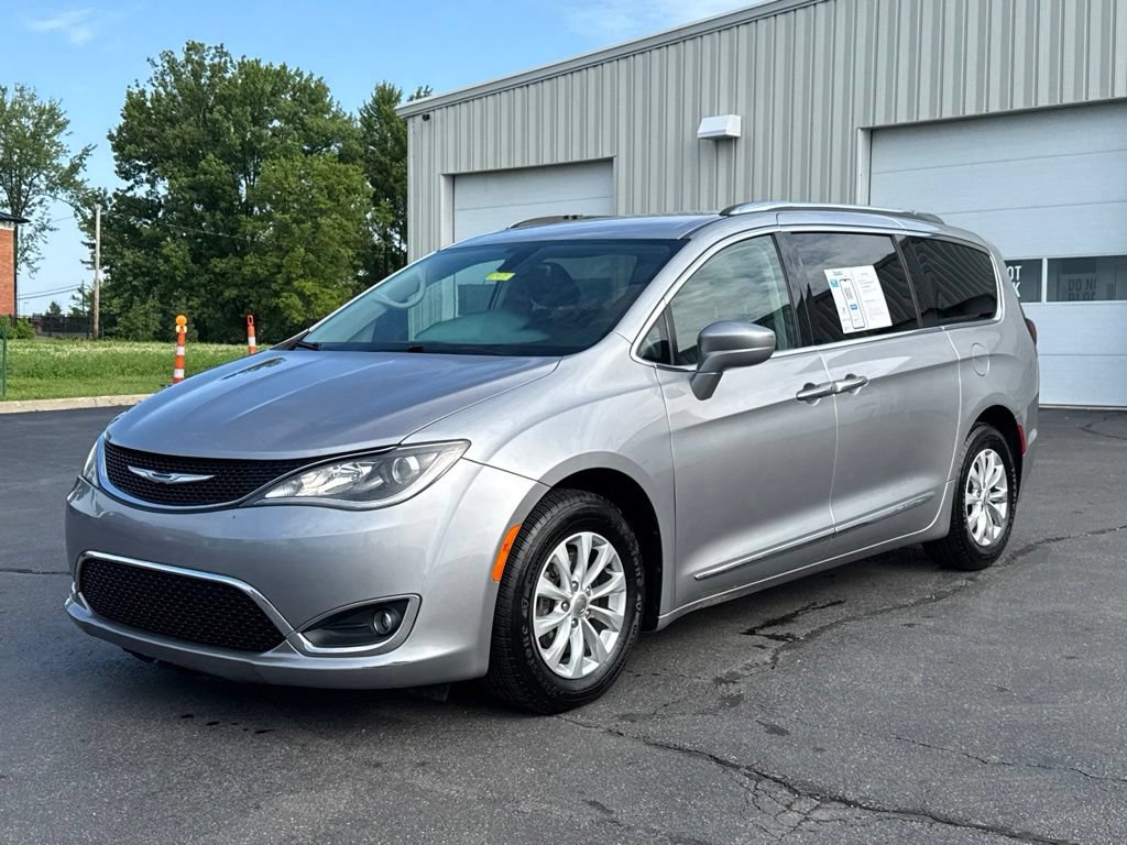 Used 2018 Chrysler Pacifica Touring-L FWD image 3